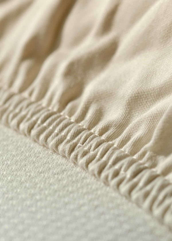 Detailaufnahme von Spannbettlaken aus Baumwollsatin