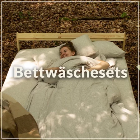 Frau in Bettwäscheset aus Bio-Baumwolle in grau