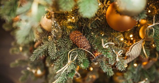 Weihnachtsbaum mit Tannenzapfen und goldenen Kugeln